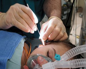 1263px-US_Navy_040203-N-4182M-001_National_Naval_Medical_Center_physician,_Capt._David_Thompson_performs_an_ear_tube_surgery_on_a_young_hospital_patient